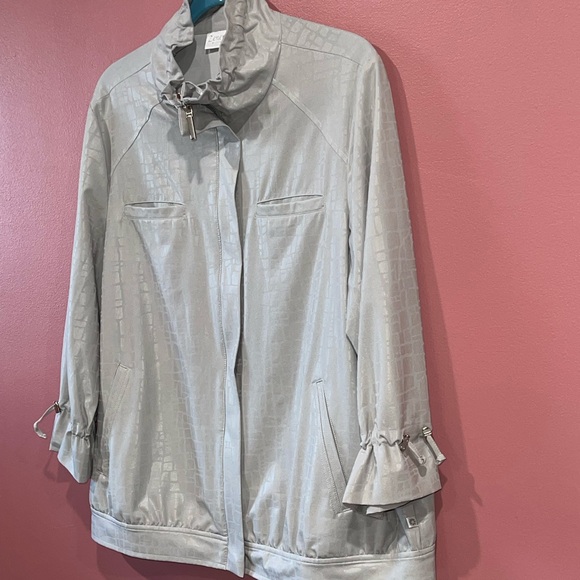 Chicos Zenergy Zip Jacket Pretty shadeGray Metallic animal print￼ Sz 2 Gorgeous - Picture 6 of 10